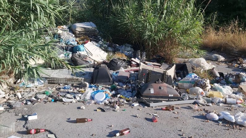 A Vibo Marina strade come discariche: «È uno scempio senza fine»