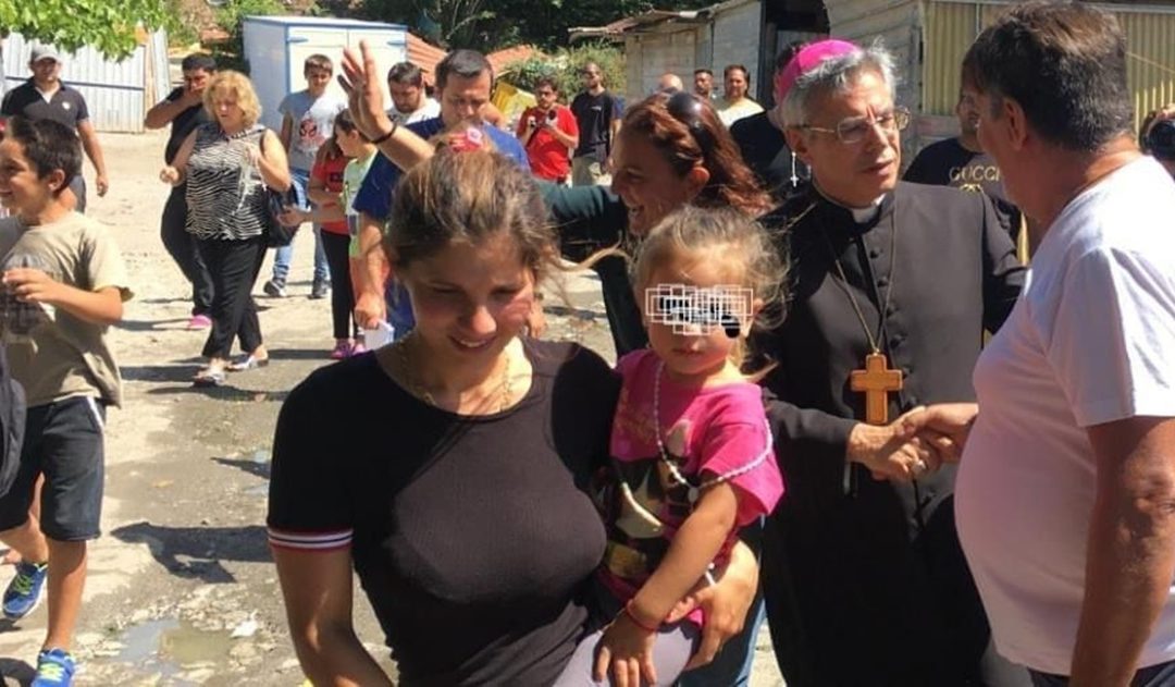 La visita del vescovo Schillaci al campo rom di Scordovillo (foto Francesco Bevilacqua - Facebook)