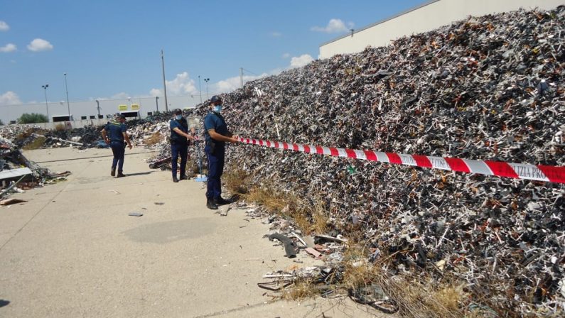 Cinquemila metri cubi di plastica stoccati a Corigliano Rossano, sequestrato deposito