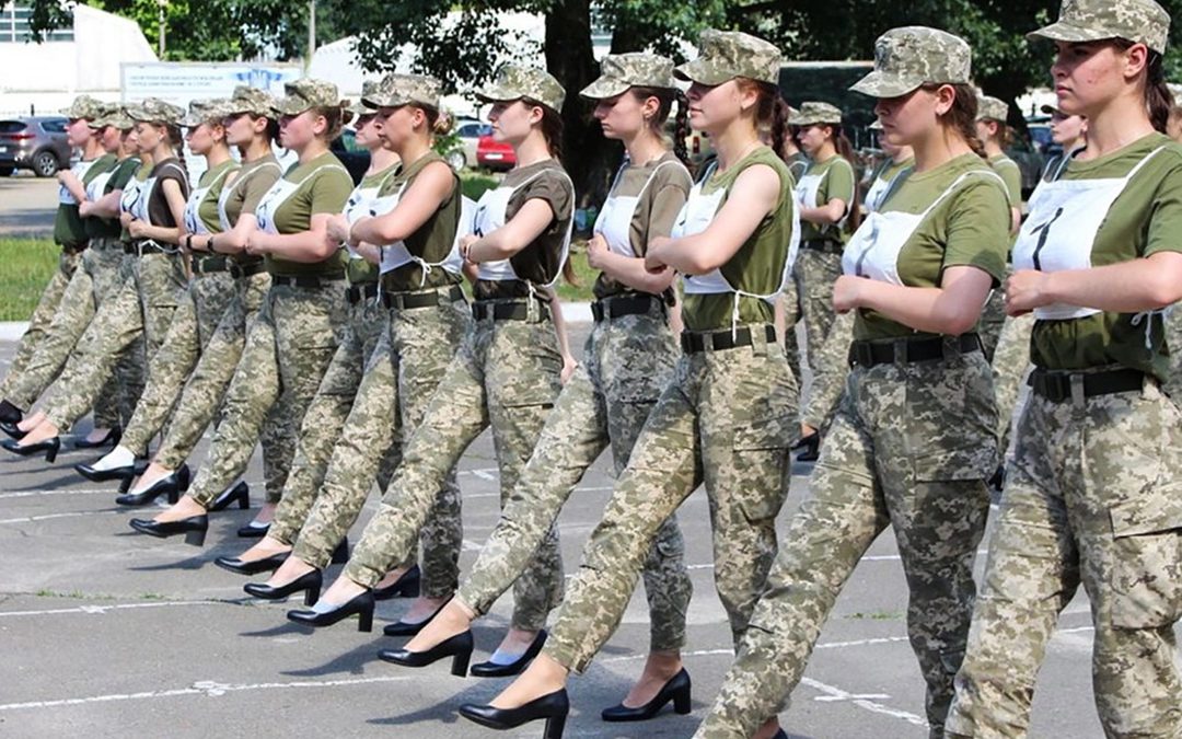Soldatesse con i tacchi alla parata militare in Ucraina: è polemica
