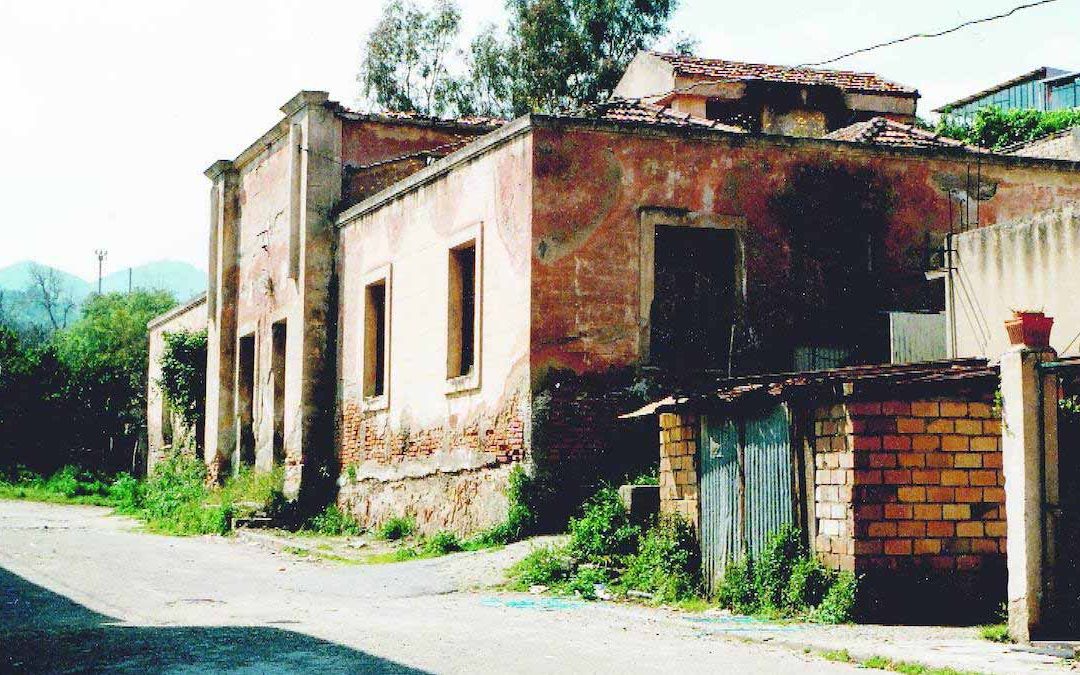La vecchia facciata del teatro dopo l'incendio