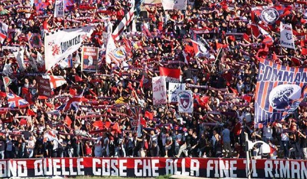 Tifosi del Cosenza allo stadio "San Vito-Marulla"