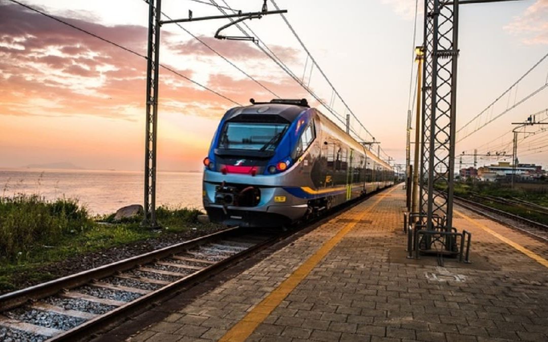 La Calabria viaggia in terza classe su treni “punitivi” in eterno ritardo