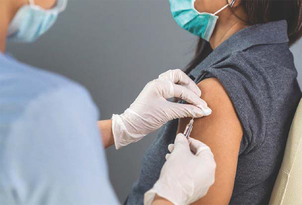 Vaccini, quarta dose col freno