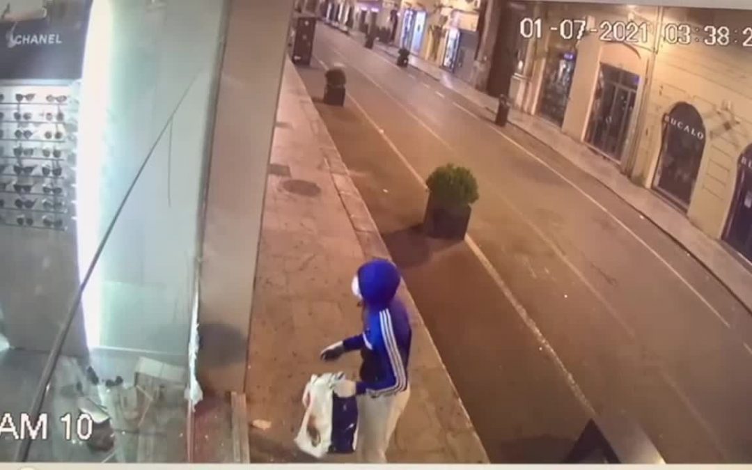 Martellate contro una vetrina, furto da 7 mila euro a Palermo