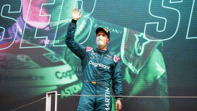 Vettel squalificato, Hamilton secondo e Sainz terzo