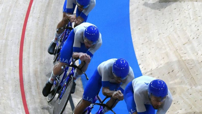 Ciclismo, Italia in finale oro nell’inseguimento squadre uomini