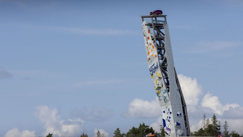 Ford Explorer plug-in Hybrid lancia sfida su più alta torre arrampicata