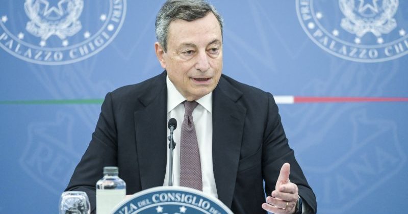 Covid, Mario Draghi agli italiani: «Vaccinatevi e rispettate le regole»