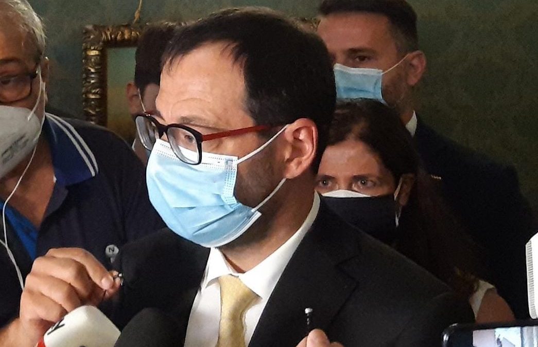 Incendi, Patuanelli a Palermo “Fondi ci sono ma piani non attuati”