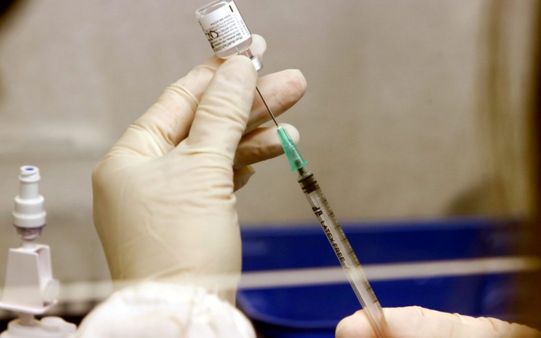 Vaccini in spiaggia e premi, sprint a Ferragosto per riaprire scuole