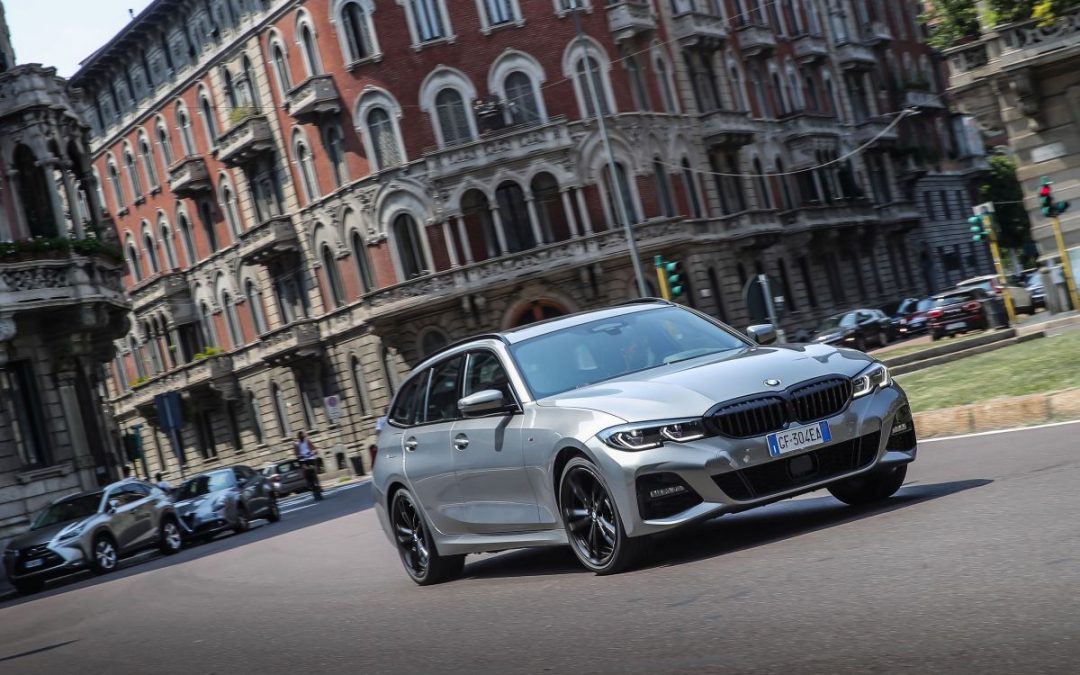 Bmw 320e Touring, la piccola ibrida plug-in per famiglie e aziende
