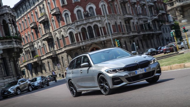 Bmw 320e Touring, la piccola ibrida plug-in per famiglie e aziende