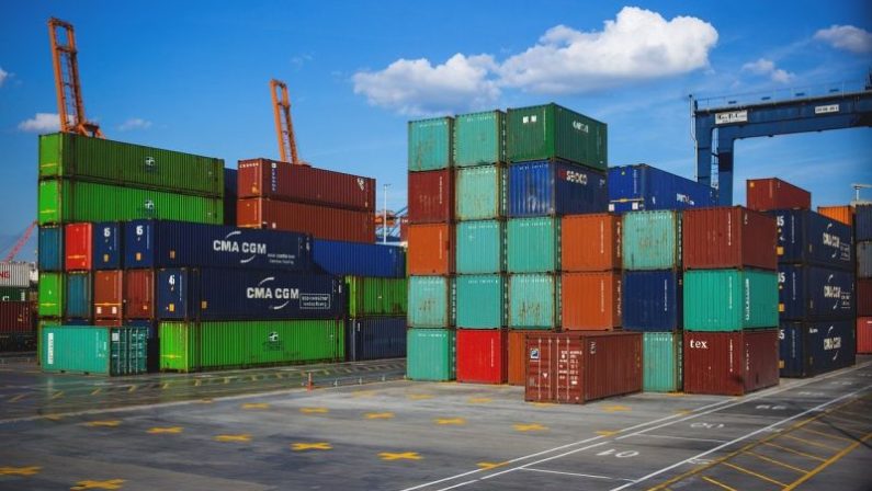 A giugno surplus bilancia commerciale area euro a 18,1 miliardi