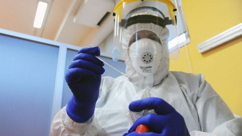 Scuola, il Ministero precisa “Nessun tampone gratis ai no vax”
