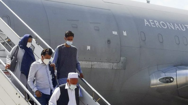 Atterrato a Fiumicino volo con 202 afghani