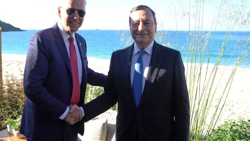 Afghanistan, Biden chiama Draghi “G7 e G20 a favore stabilità”