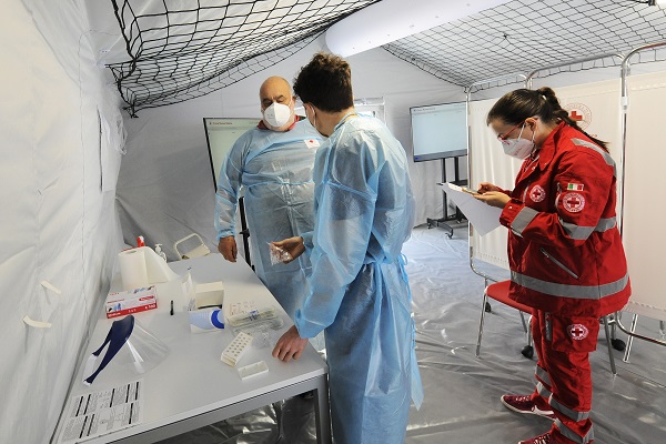Covid in Italia: 7.470 casi e 45 decessi, aumentano ricoveri e terapie intensive