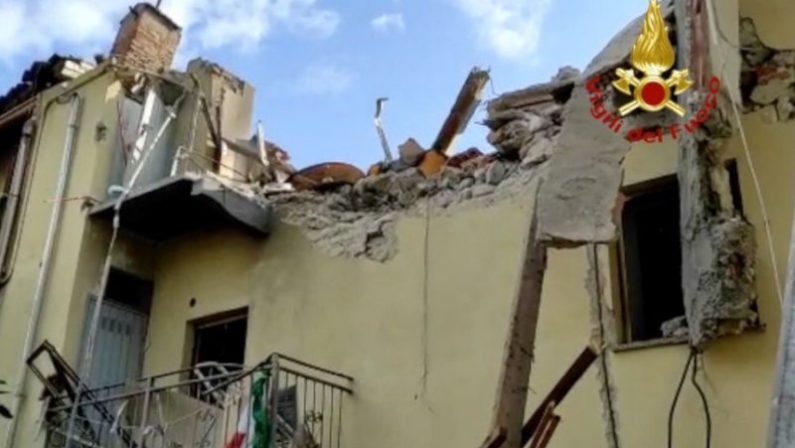 Crolla palazzina a due piani a Torino, morto un bambino