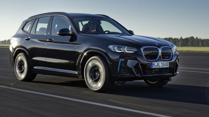 Aggiornamenti per la Bmw iX3, debutto al Salone di Monaco