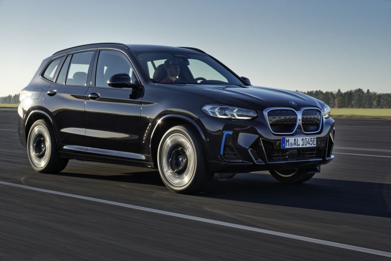Aggiornamenti per la Bmw iX3, debutto al Salone di Monaco