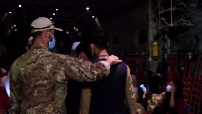 Ultimo volo dall’Afghanistan, Guerini “Evacuati 4.890 cittadini”