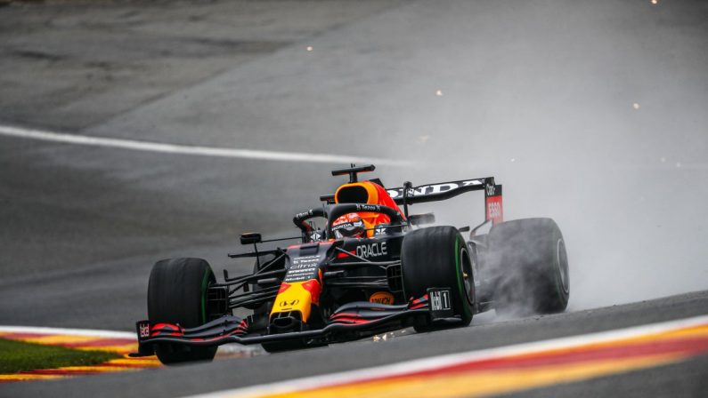 Pole Verstappen in Belgio, Ferrari in difficoltà sotto la pioggia
