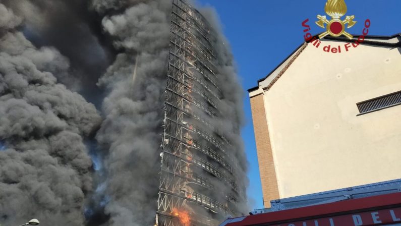 Incendio distrugge grattacielo a Milano