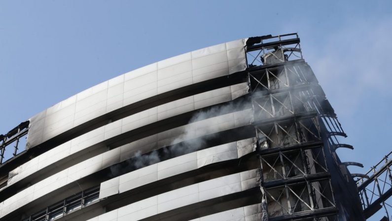 Incendio grattacielo a Milano, tra le ipotesi un cortocircuito