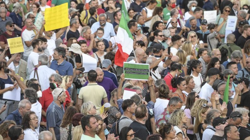 Manifestazioni No-Vax, due giornalisti aggrediti e Bassetti minacciato
