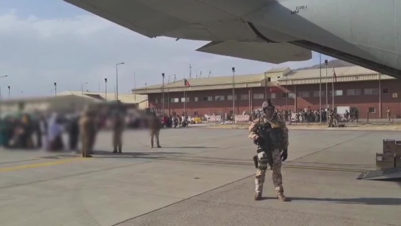 Afghanistan, oltre 3.700 salvati con il ponte aereo italiano