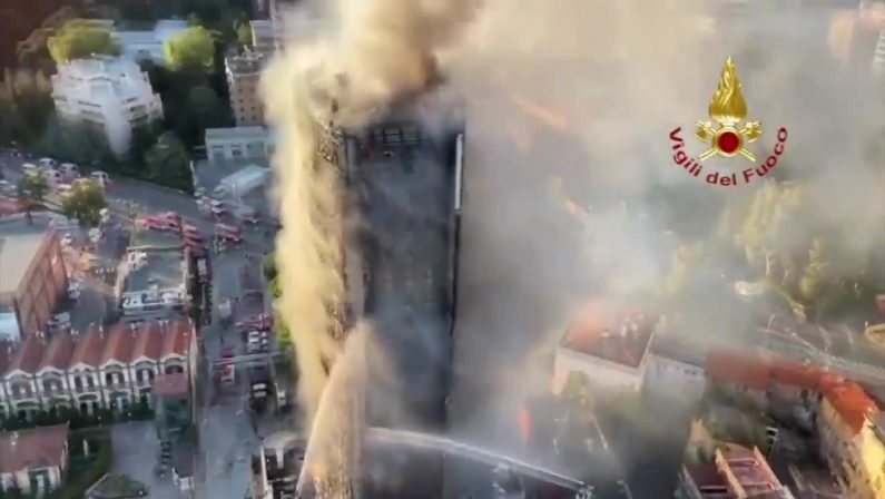 Incendio grattacielo a Milano, le immagini dall’elicottero dei vigili del fuoco