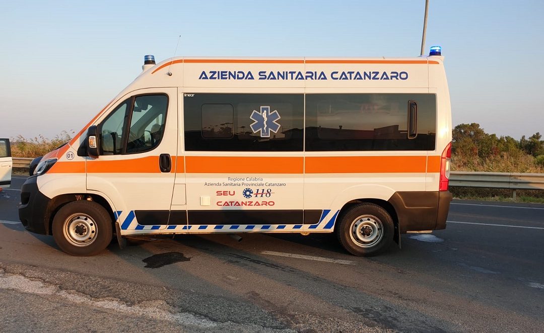 Un'ambulanza dell'Asp di Catanzaro