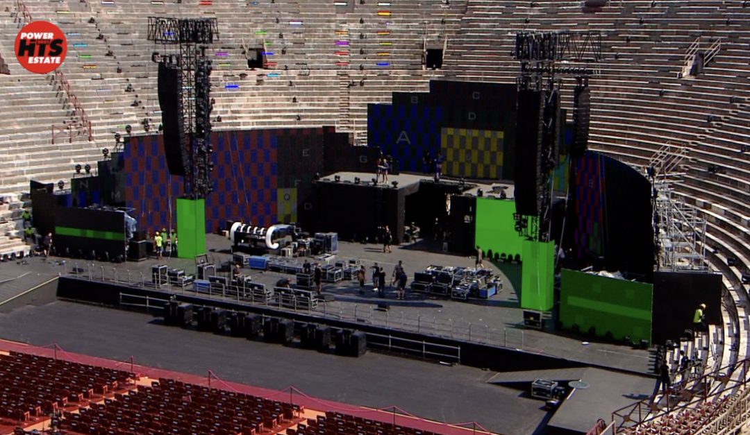 L'allestimento del palco all'Arena di Verona