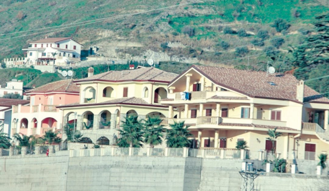 La caserma dei carabinieri di Amantea sorta tra le ville sequestrate