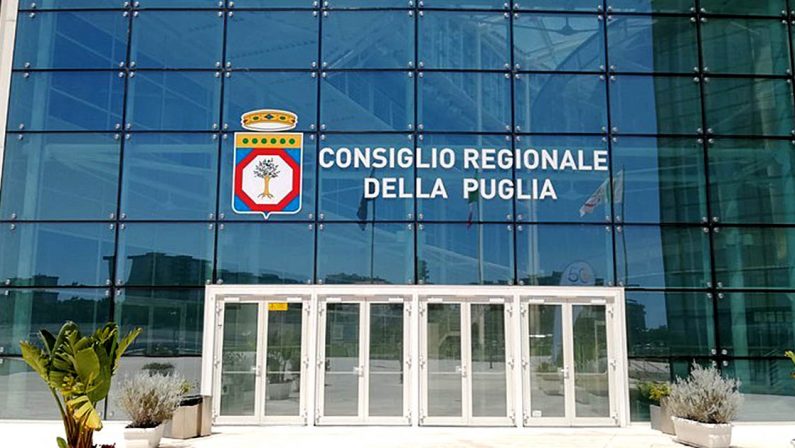 Torna l'assegno di fine mandato per i consiglieri regionali pugliesi e scoppia la polemica