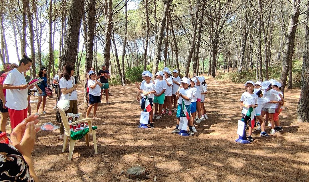 Gli alunni della scuola primaria che hanno partecipato al progetto della scuola in spiaggia