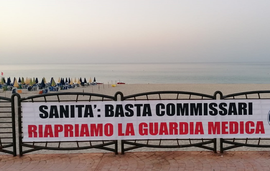Lo striscione esposto a Cropani