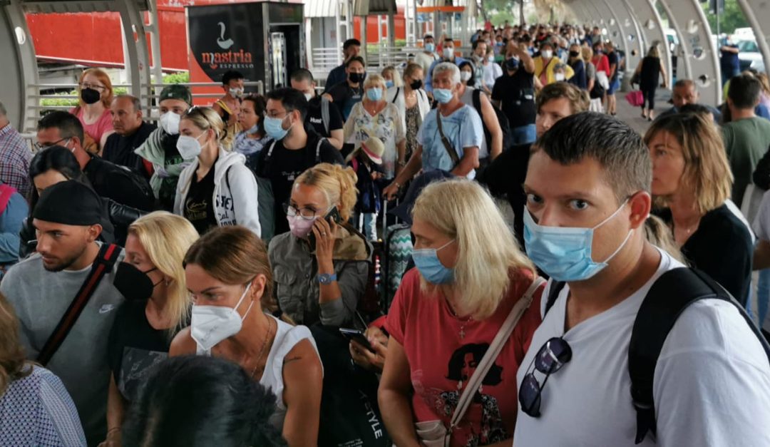 Controlli all'imbarco dell'aeroporto di Lamezia Terme