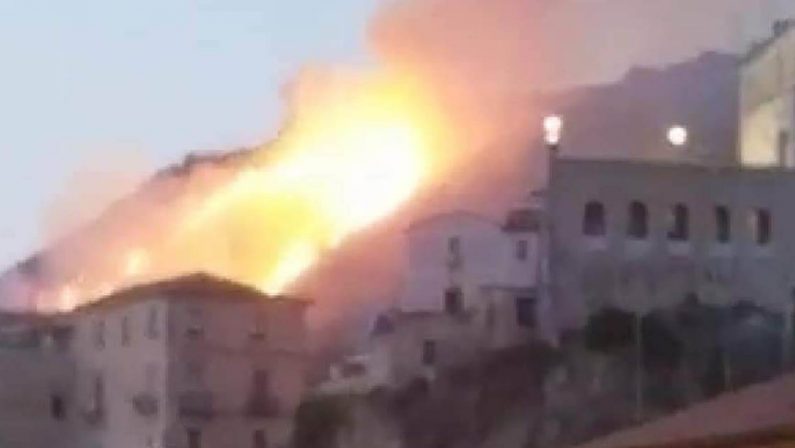 Amantea, vasto incendio nei pressi del Castello