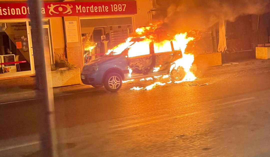L'auto in fiamme a Praia a Mare