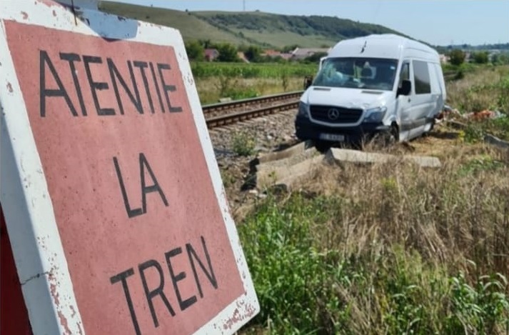 Treno travolge minibus in Romania, morta una donna grave la figlia: vivevano nel Catanzarese
