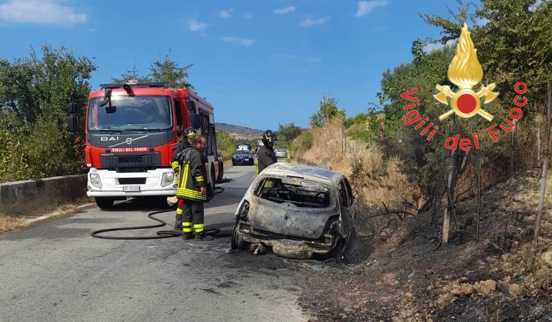 L'auto carbonizzata