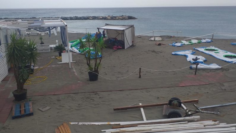 Maltempo, una tromba d'aria devasta un lido sulla spiaggia di Paola