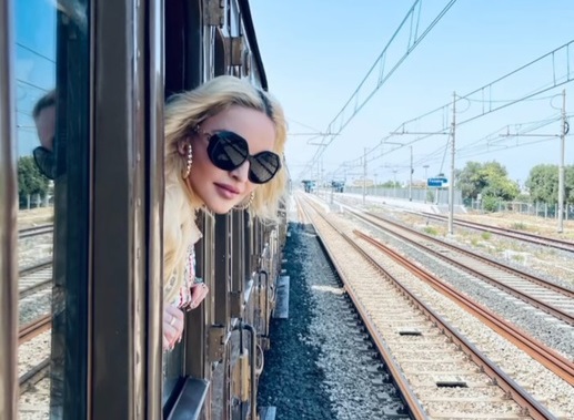 Madonna lascia la Puglia, viaggio e festa sul treno storico