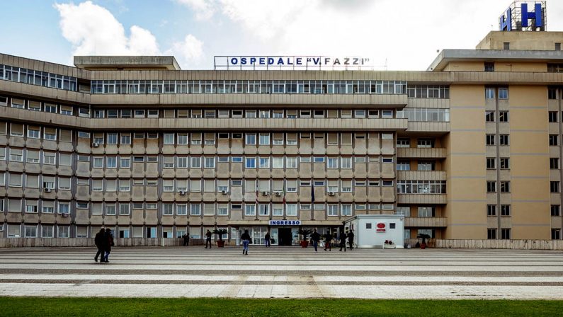 Attesa troppo lunga, al Pronto Soccorso di Lecce paziente aggredisce medico