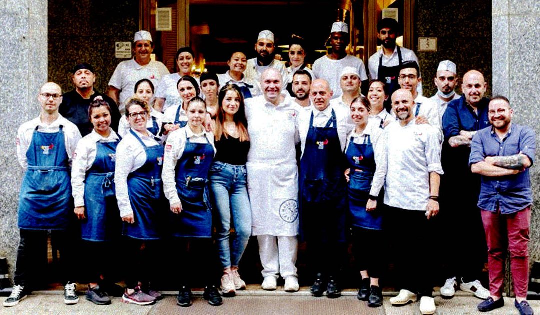 Peppone con i suoi collaboratori