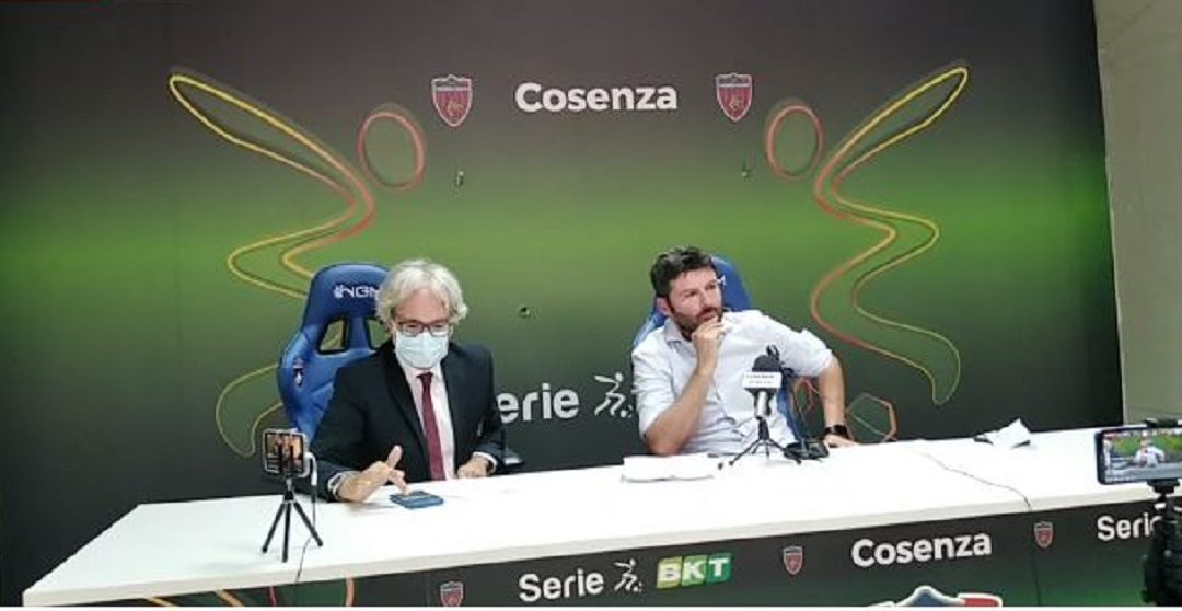 La presentazione del nuovo direttore sportivo del Cosenza Calcio, Roberto Goretti, insieme all'addetto stampa Gianluca Pasqua