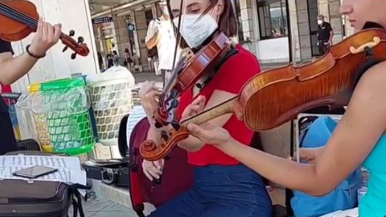 VIDEO - Aspettando il Treno a Lamezia al suono di Profumo di donna
