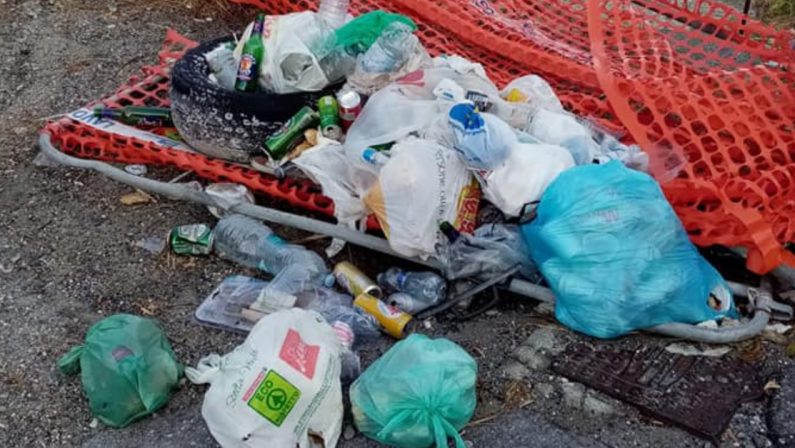 Amantea, la scogliera di Coreca trasformata in una discarica di rifiuti